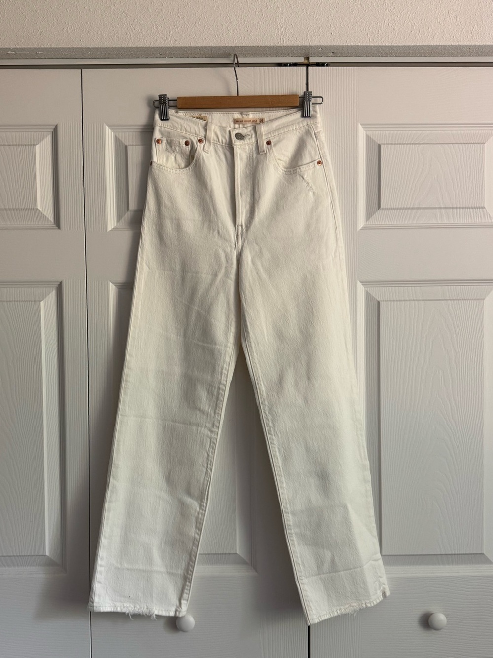 Levi’s Ribcage Straight Ankle White Jeans